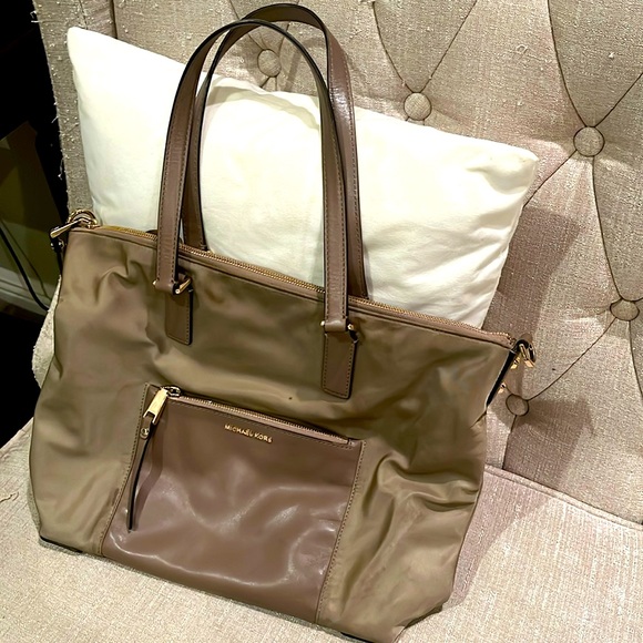 MICHAEL Michael Kors Handbags - MICHAEL KORS bag large tan:khaki color so much room !